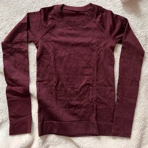 (Like new) Lululemon thick maroon long sleeve shirt with thumb holes